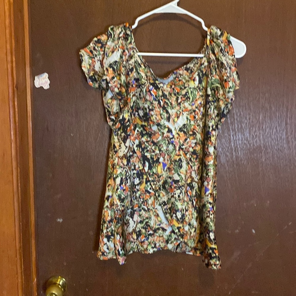Satin abstract print top with tiered layering and flutter sleeves